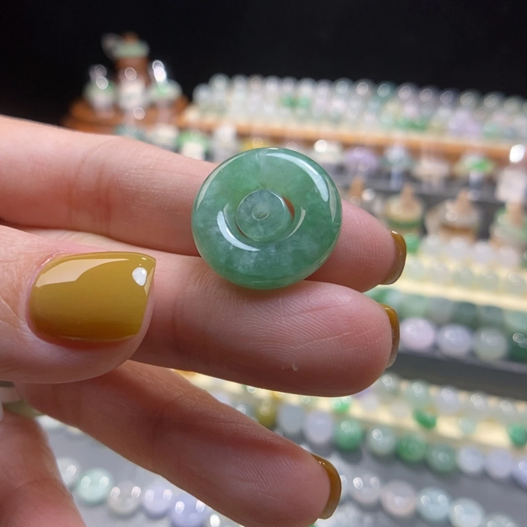 翡翠未镶嵌颈饰满绿