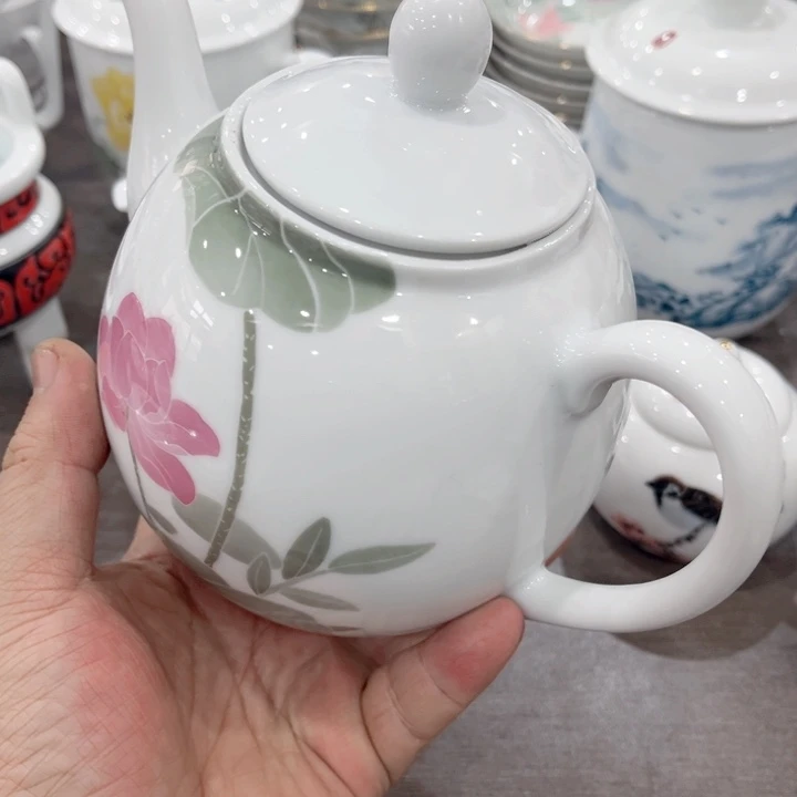 壶釉下五彩的瓷器在瓷器