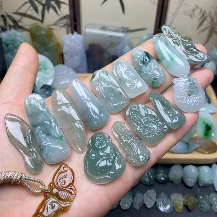 翡翠未镶嵌颈饰小牌子一个