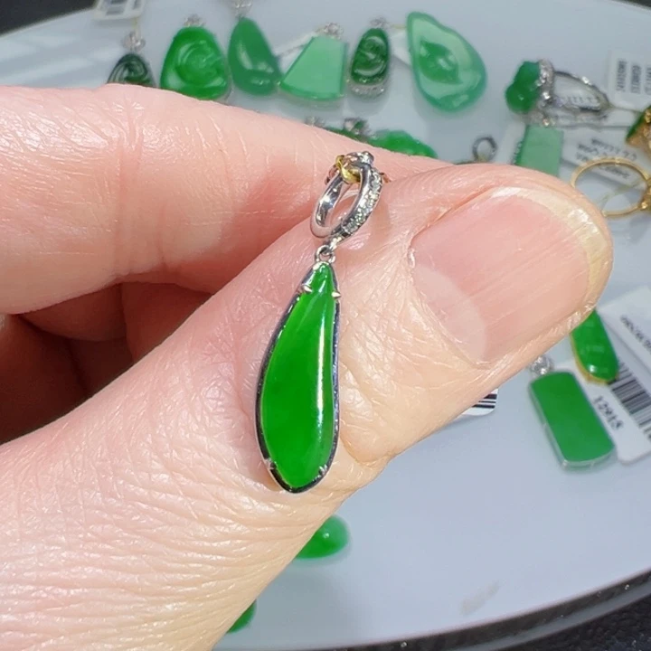 颈饰18K金镶嵌翡翠