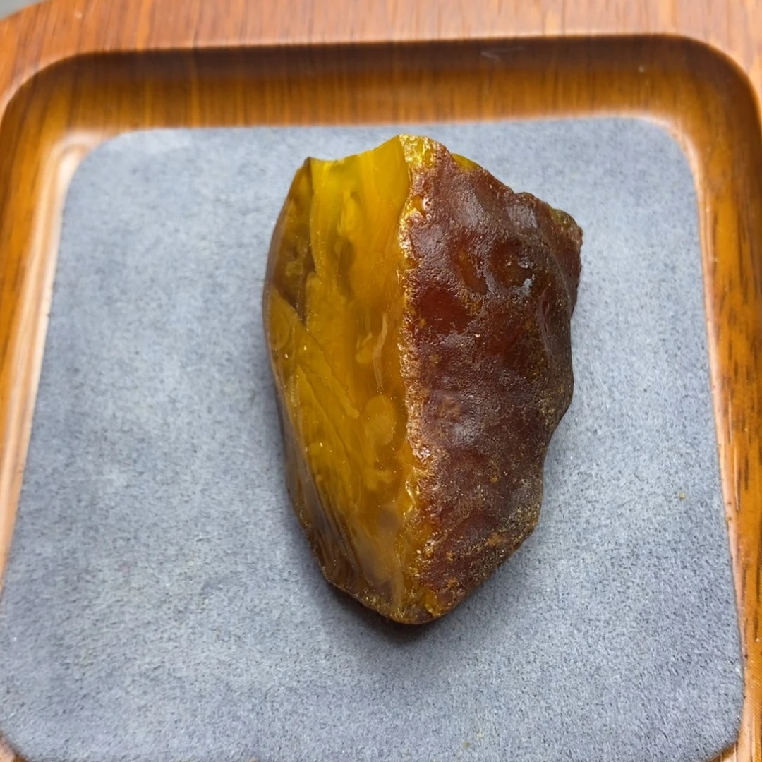 琥珀颈饰未镶嵌梅***?胖