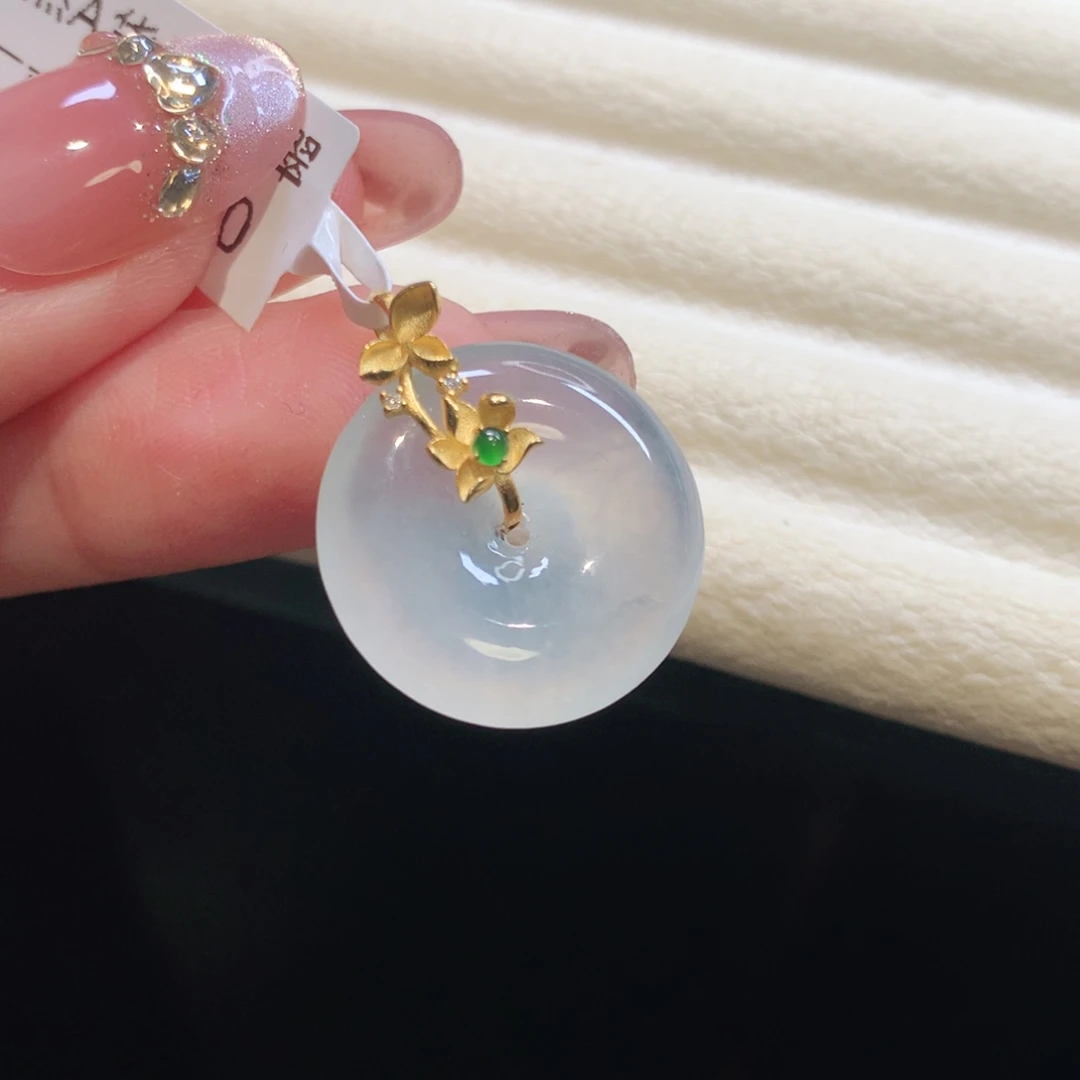 翡翠18K金镶嵌颈饰扣子