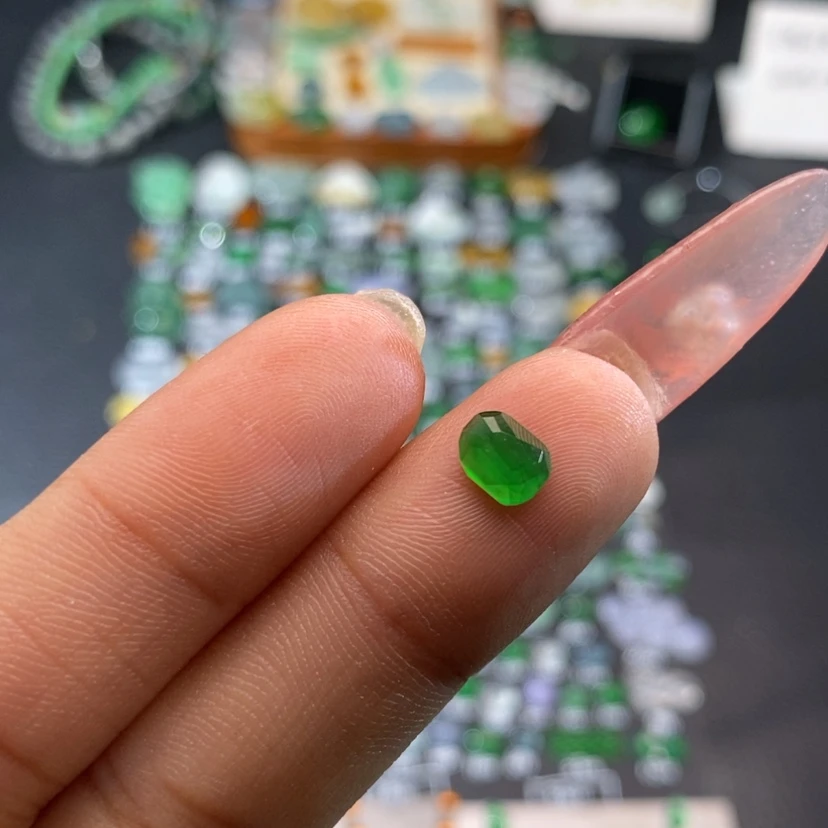 【闪购商品】翡翠挂件未镶嵌切割
