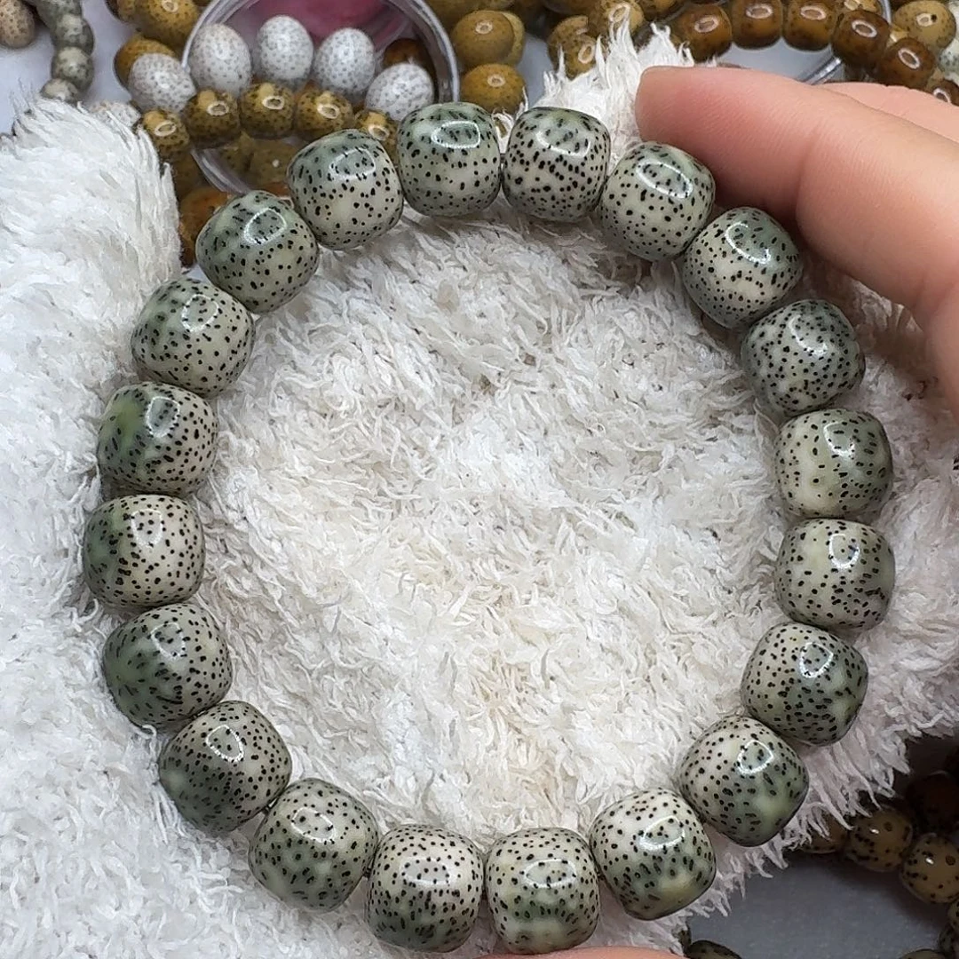 星月菩提手串11.9x11石玉绿包白老料黑星