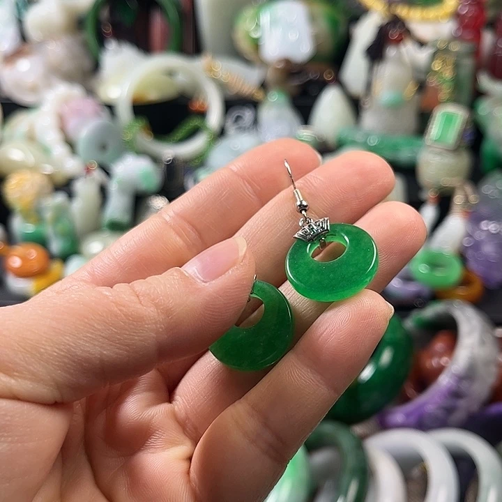 翡翠未镶嵌颈饰翡翠未镶嵌颈饰