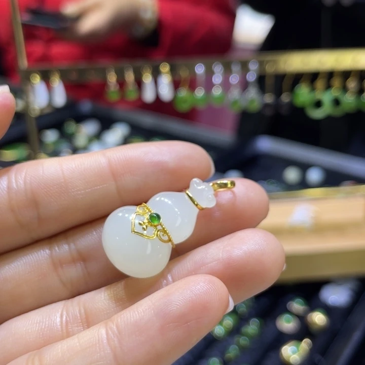 和田玉18K金镶嵌颈饰