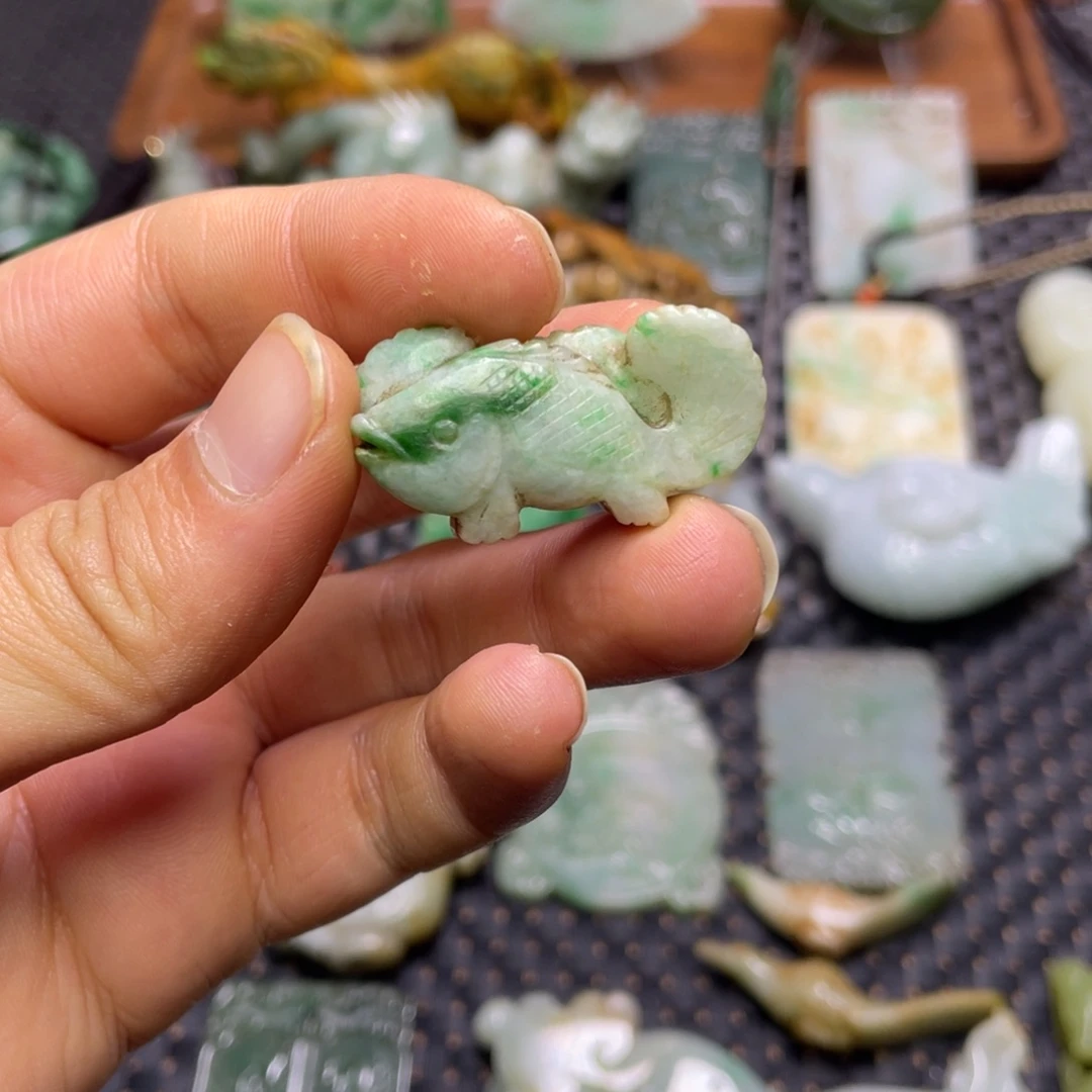 丹***9翡翠未镶嵌颈饰翡翠颈饰未镶嵌