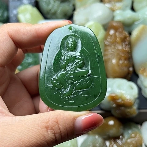颈饰未镶嵌和田玉龍**人