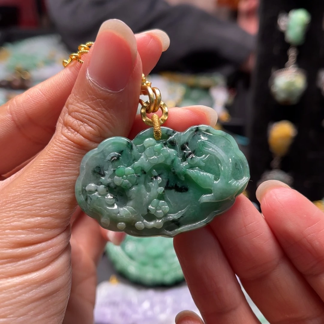 翡翠颈饰未镶嵌gcvvggggghhhbbb