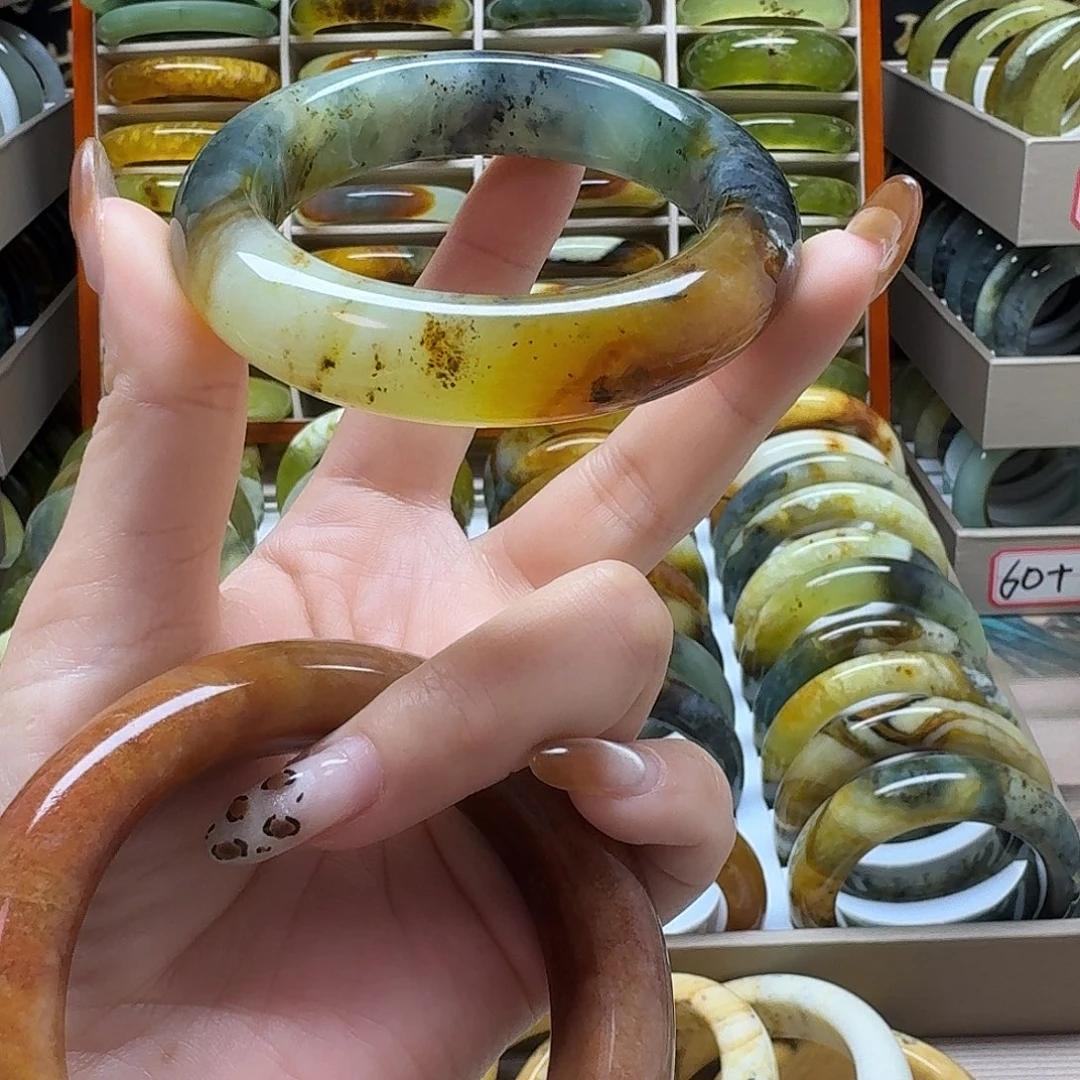 柚***米岫玉未镶嵌手镯不退换