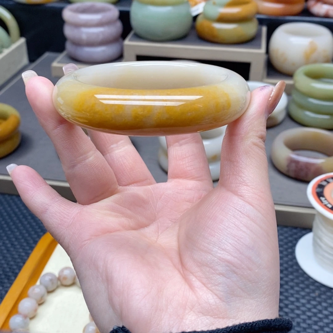 Y***J石英质玉（佘太翠）未镶嵌手镯