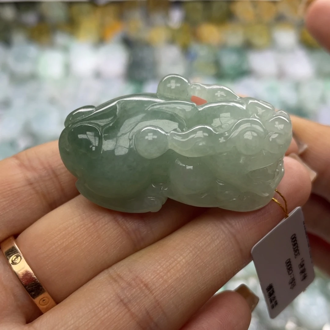 翡翠未镶嵌颈饰貔貅