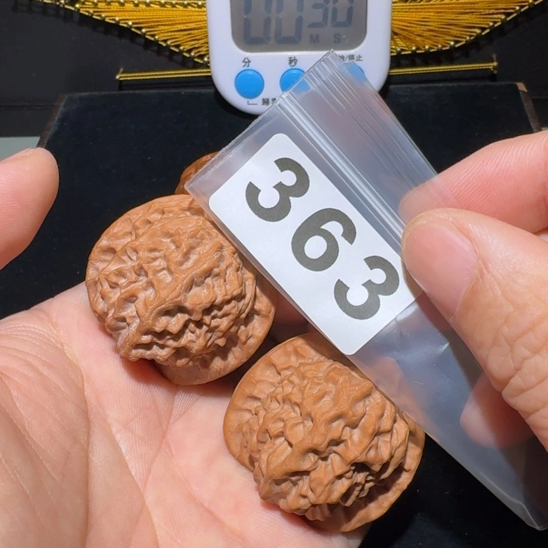 文玩核桃把件老*呢瓷娃娃