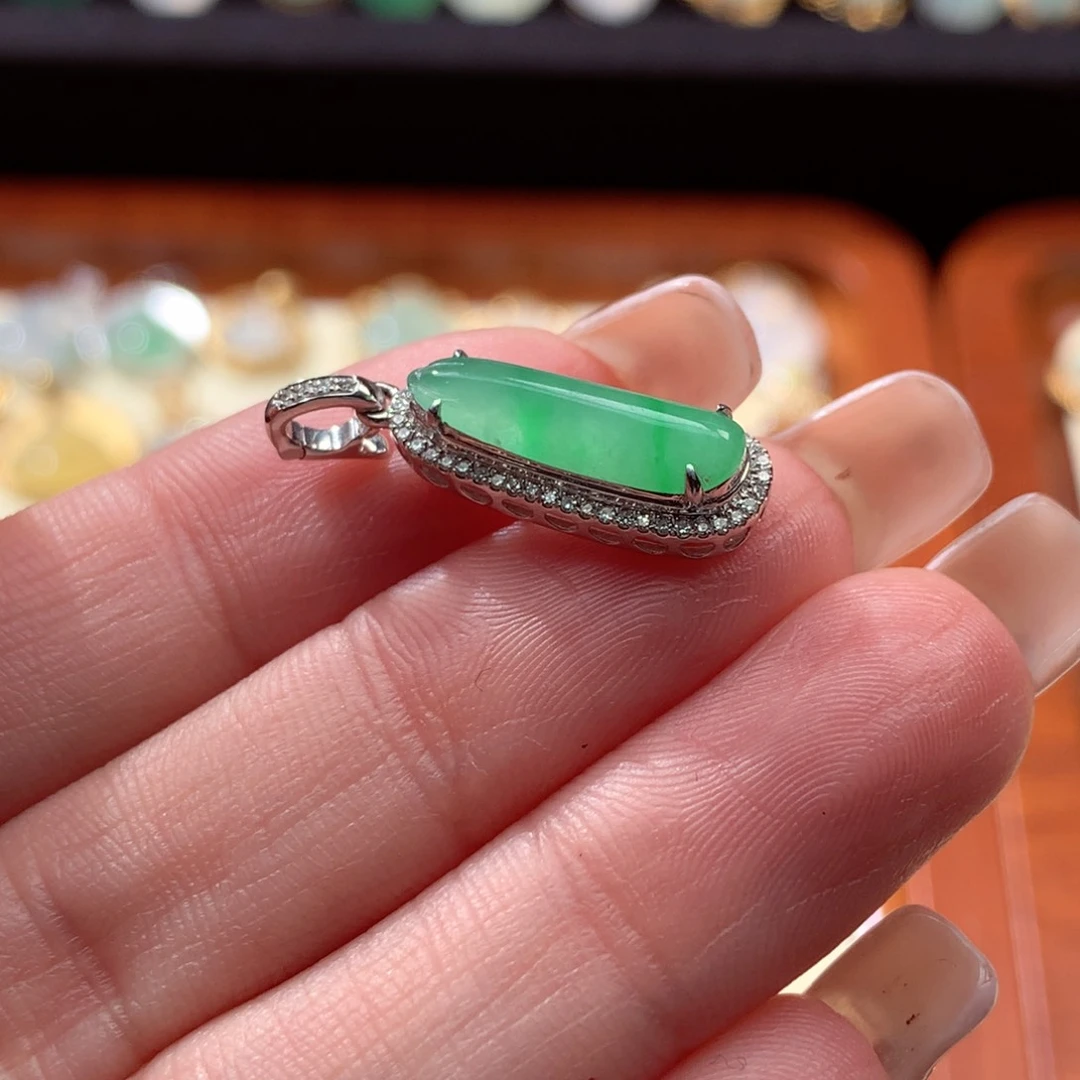 翡翠颈饰18K金镶嵌c***s翡翠