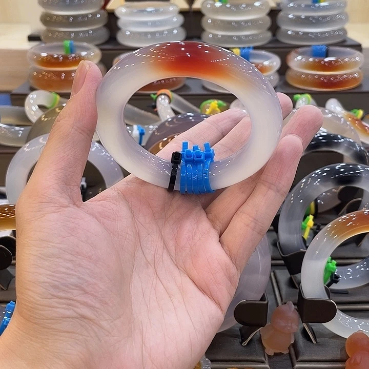 甜****玛瑙/玉髓未镶嵌手镯