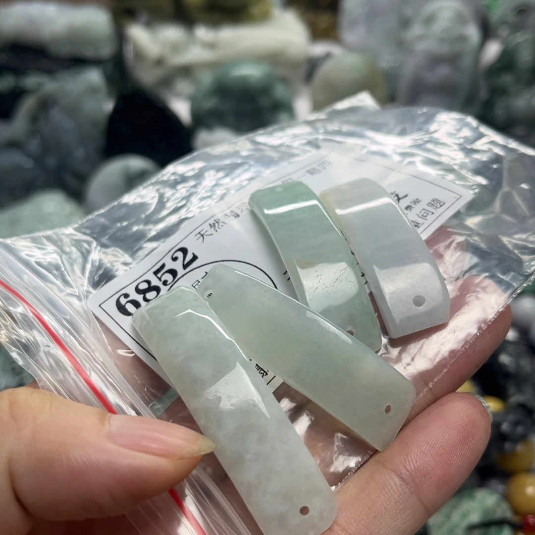 翡翠未镶嵌颈饰6852瑕疵