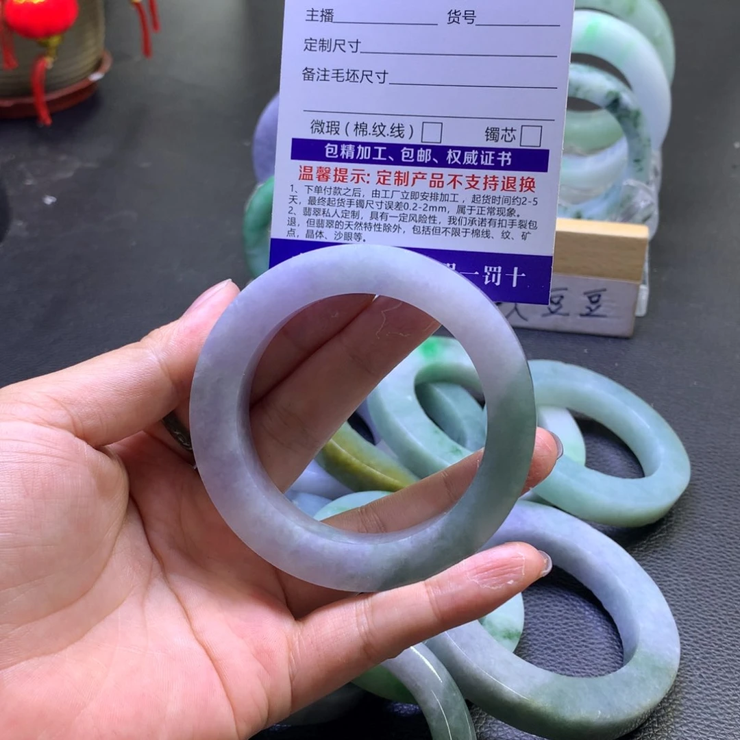 未镶嵌翡翠定制翡翠和**婷