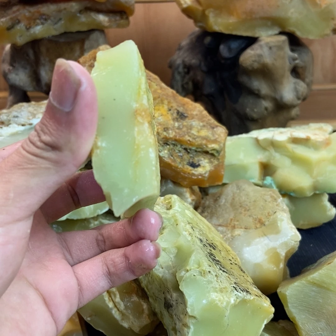 石英质玉（黄龙玉）未镶嵌珠宝奇石