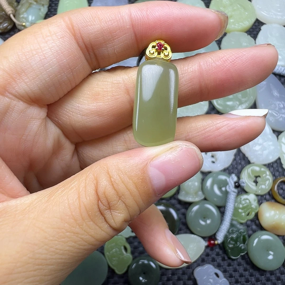 和田玉未镶嵌吊坠(赠链)