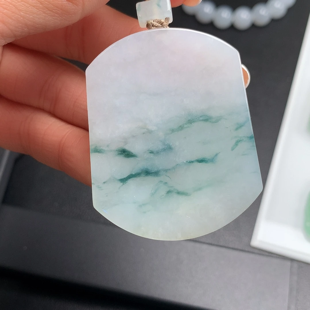 翡翠未镶嵌颈饰飘花无事牌