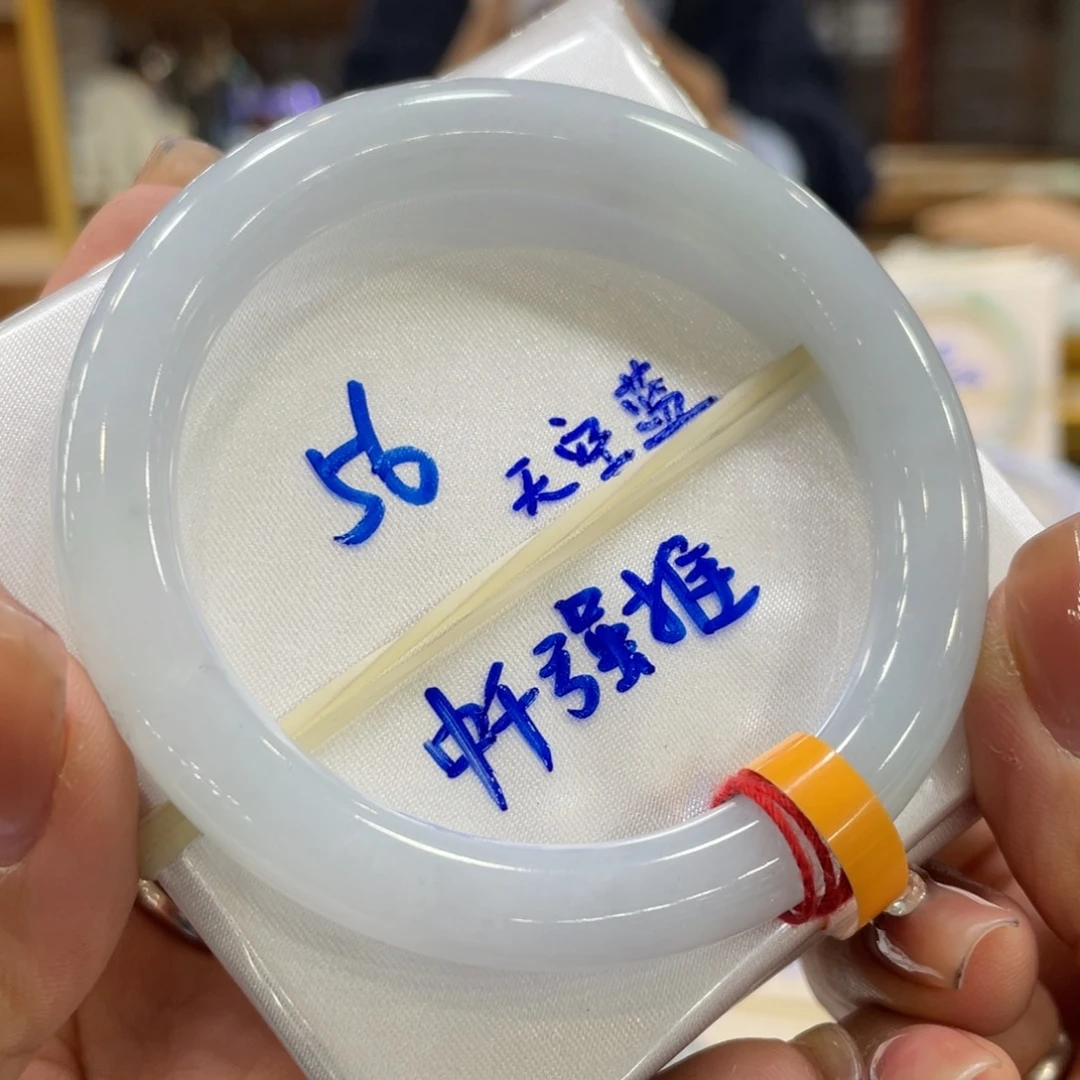 翡翠手镯未镶嵌翡翠手镯