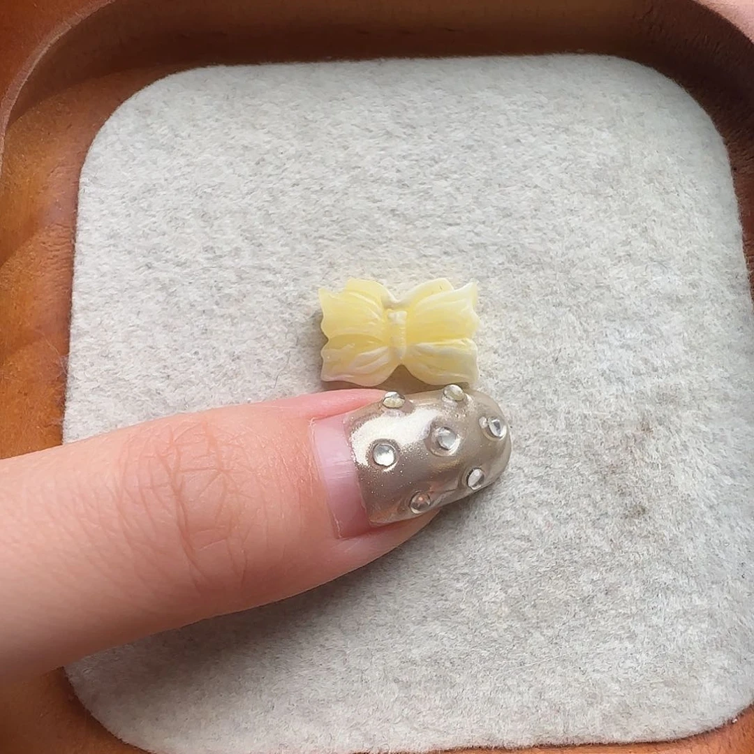 未镶嵌琥珀裸石白花蜡蝴蝶