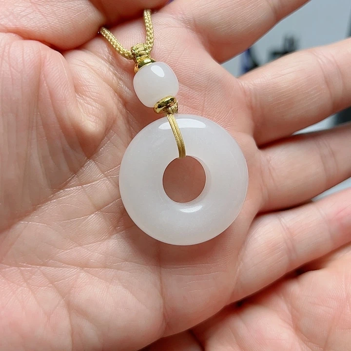 颈饰未镶嵌石英质玉（金丝玉）