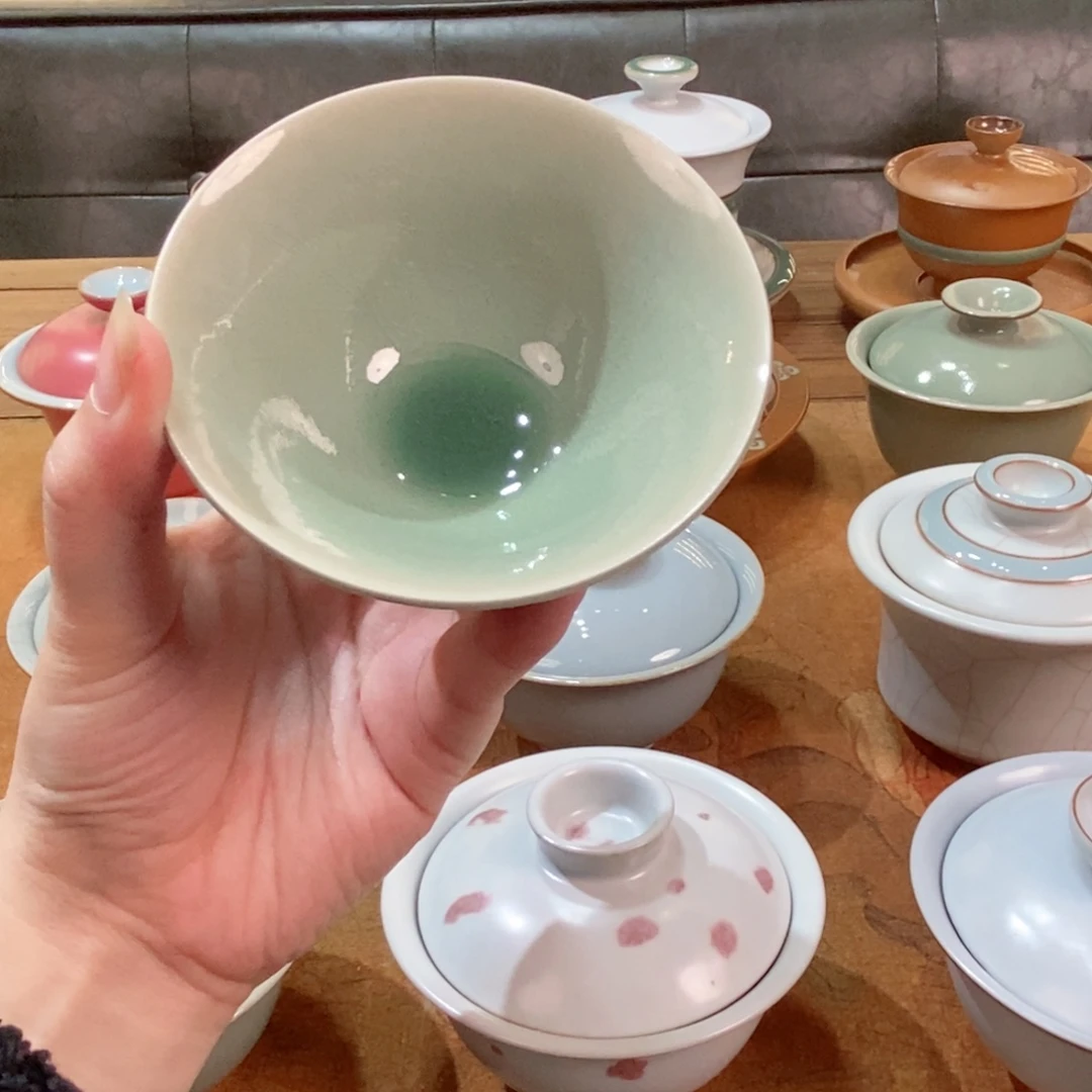 朱砂胎梅子青斗笠杯开片