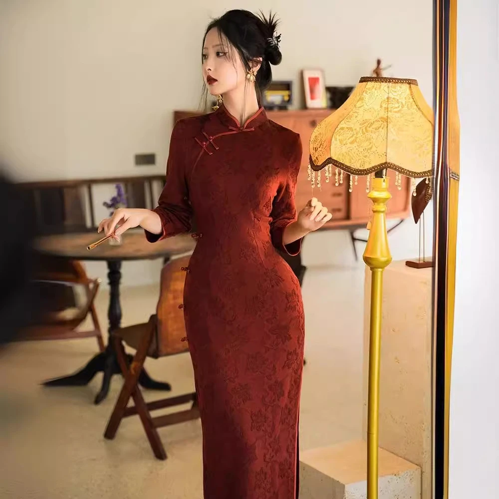 2025新款暗花纹酒红色旗袍年轻式新中式中国风气质显瘦修身连衣裙