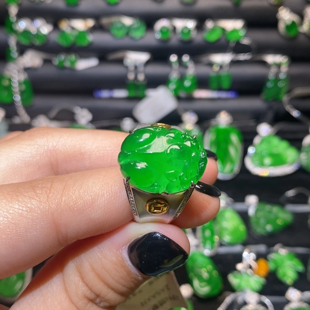 翡翠戒指18K金镶嵌天然翡翠