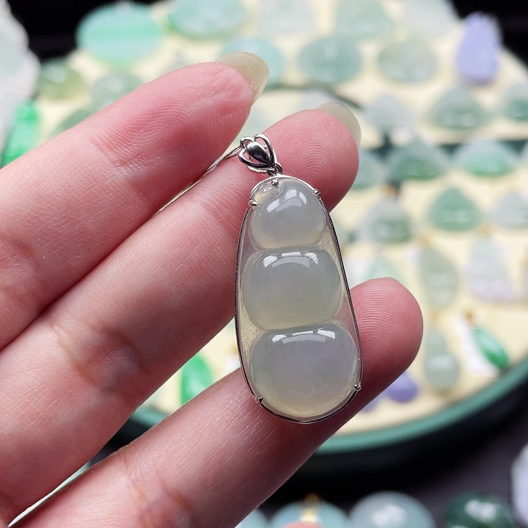 颈饰18K金镶嵌翡翠四季豆