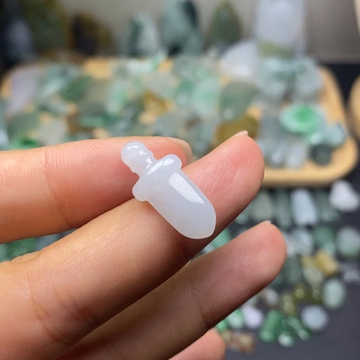 爱***油颈饰未镶嵌翡翠宝剑