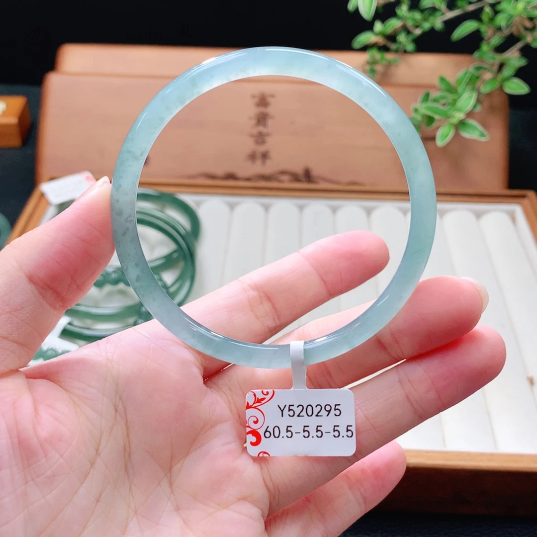 翡翠未镶嵌手镯（圆镯）