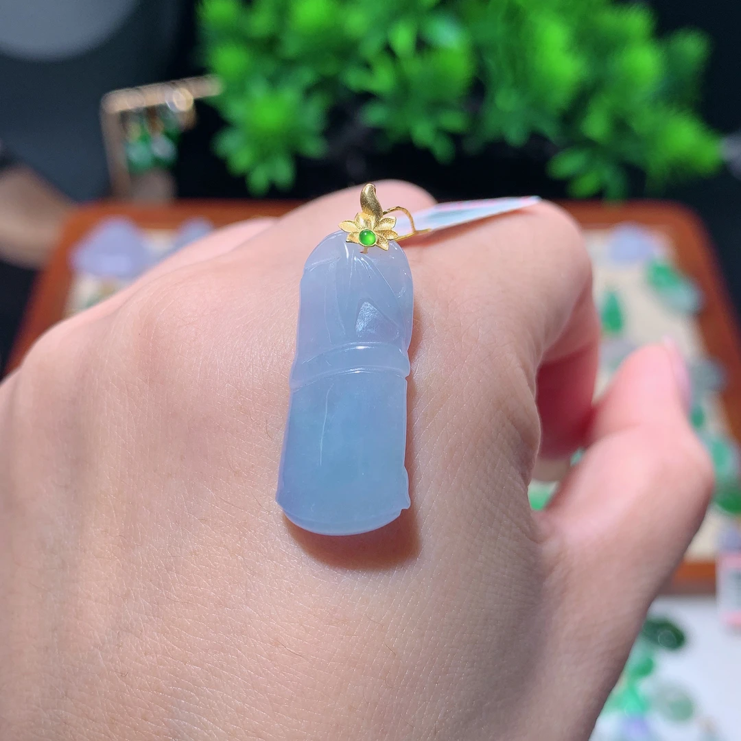 天然缅甸翡翠18K镶嵌主角吊坠、尺寸31.2×11:00 5×5.3