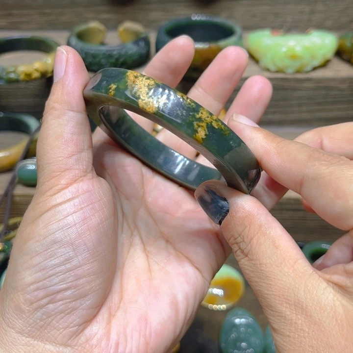 y***1未镶嵌手镯岫岩河磨玉（透闪石质玉）