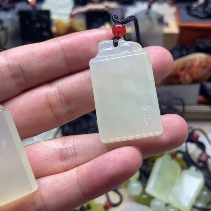 临***泽蛇纹石玉合金颈饰