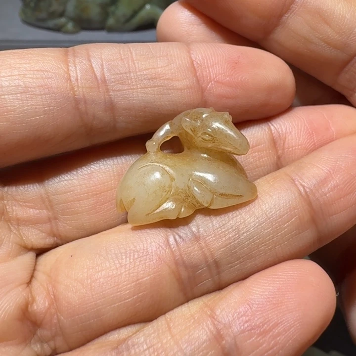 一***衣和田玉未镶嵌颈饰