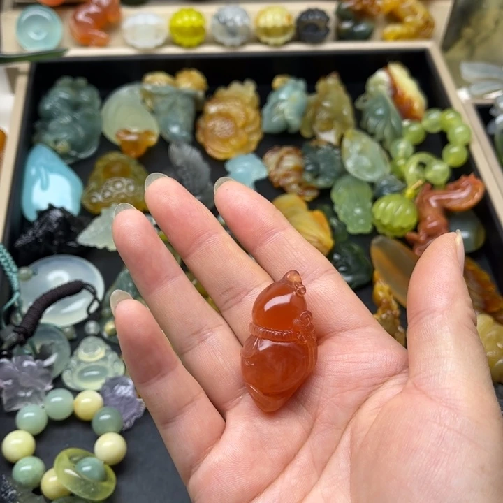 开***心蛇纹石玉未镶嵌颈饰