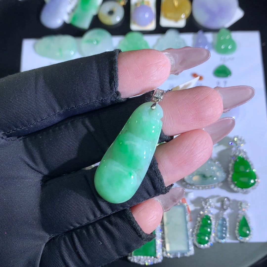 翡翠裸石18K金镶嵌福豆