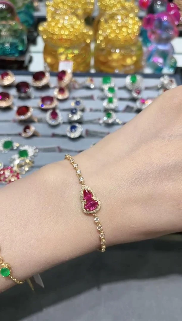 18K金镶嵌天然无烧红宝石手链葫芦款