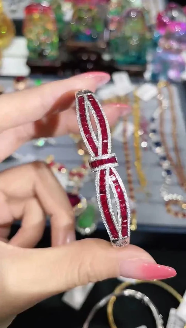 18K金镶嵌天然红宝石手镯无边镶嵌蝴蝶结款