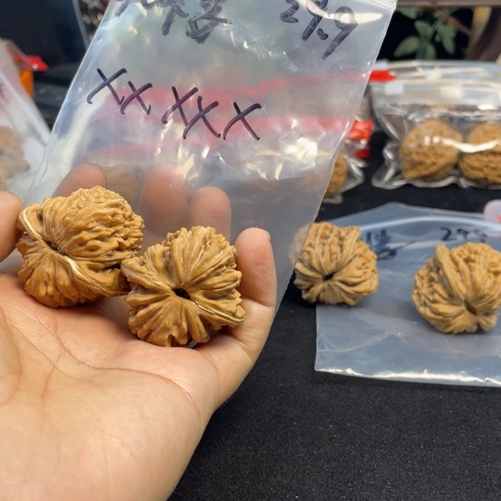 文玩核桃把件x****x四座楼