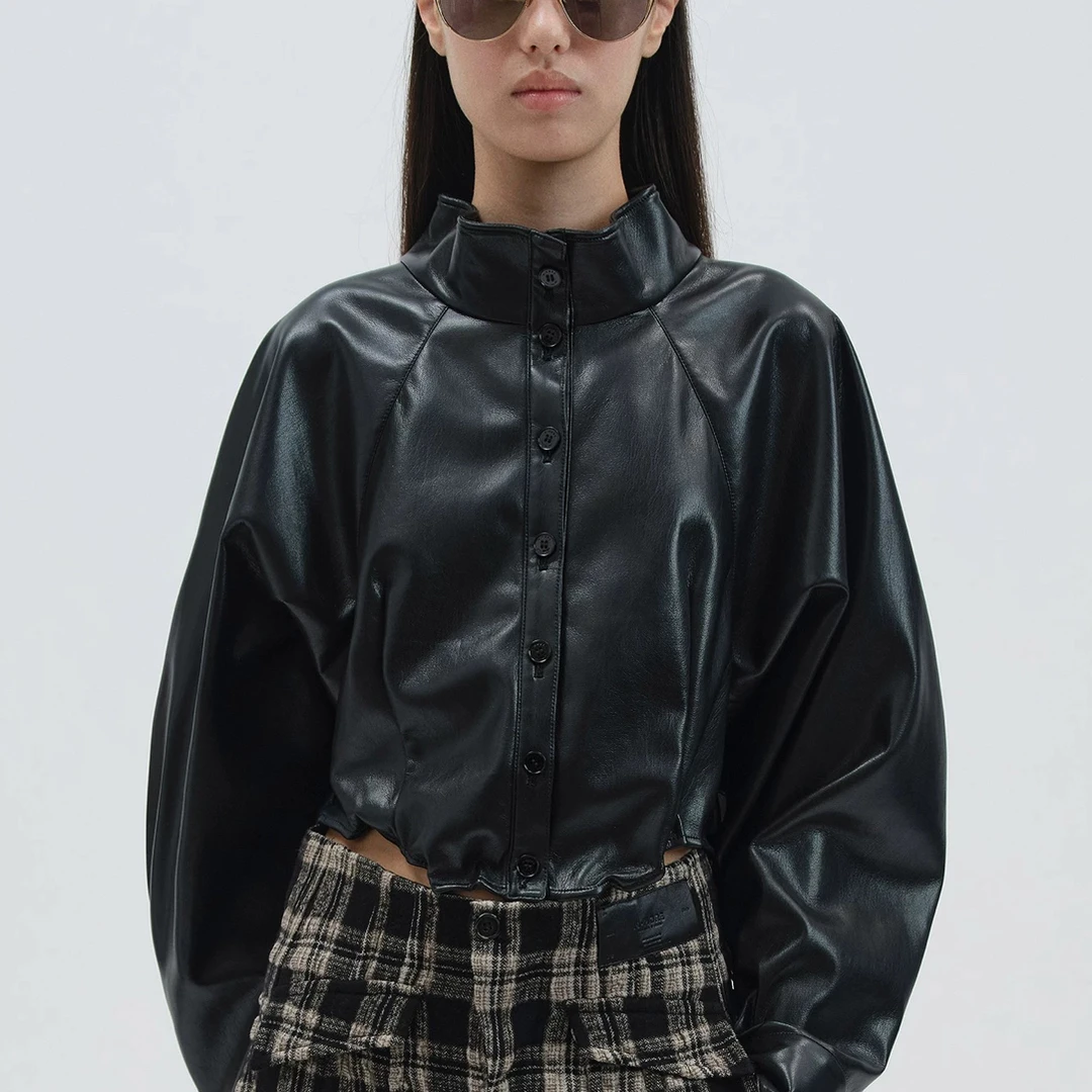 NMORE设计师品牌 25秋季新款 隐秘黑造型领短款廓形PU外套