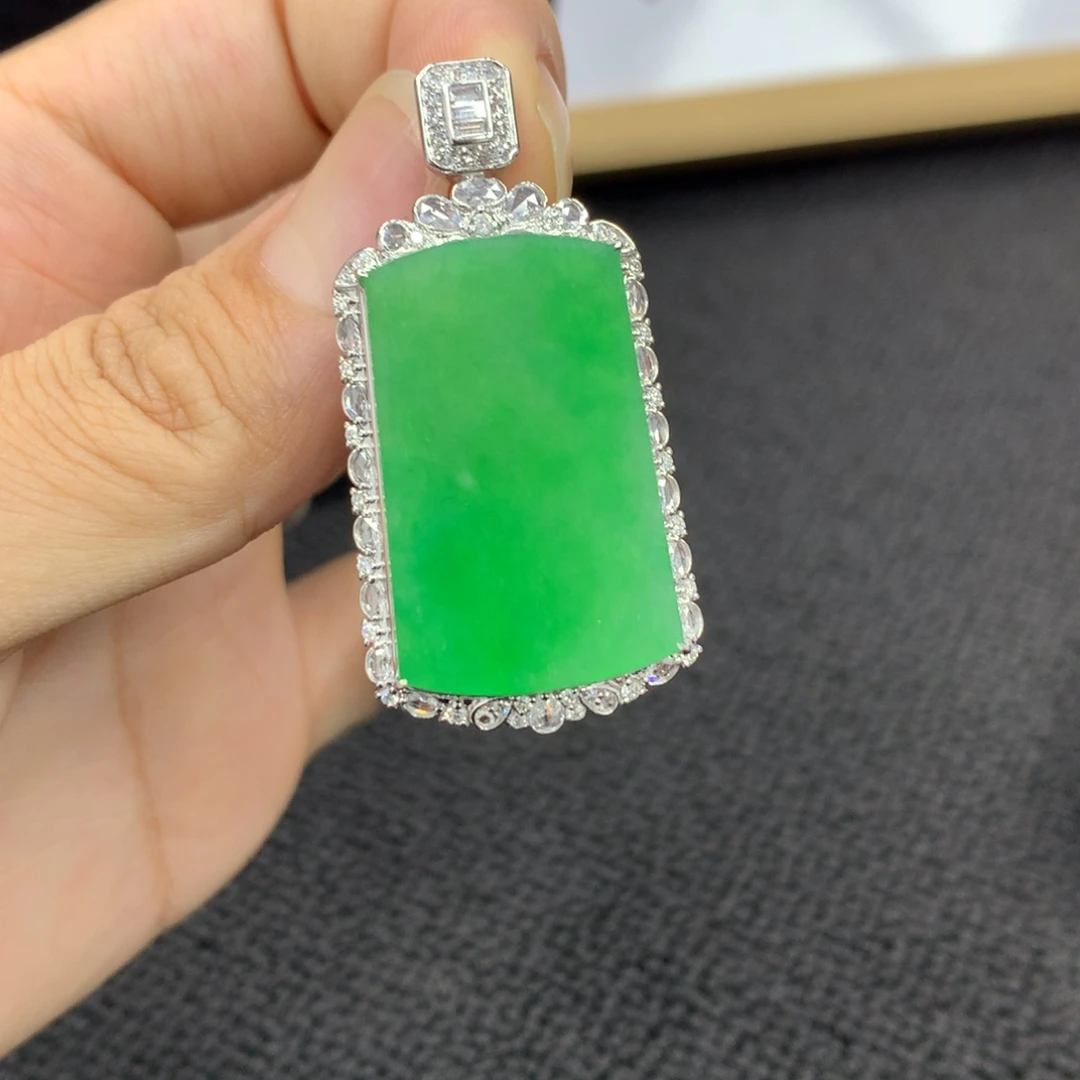 翡翠18K金镶嵌颈饰?*文无事牌