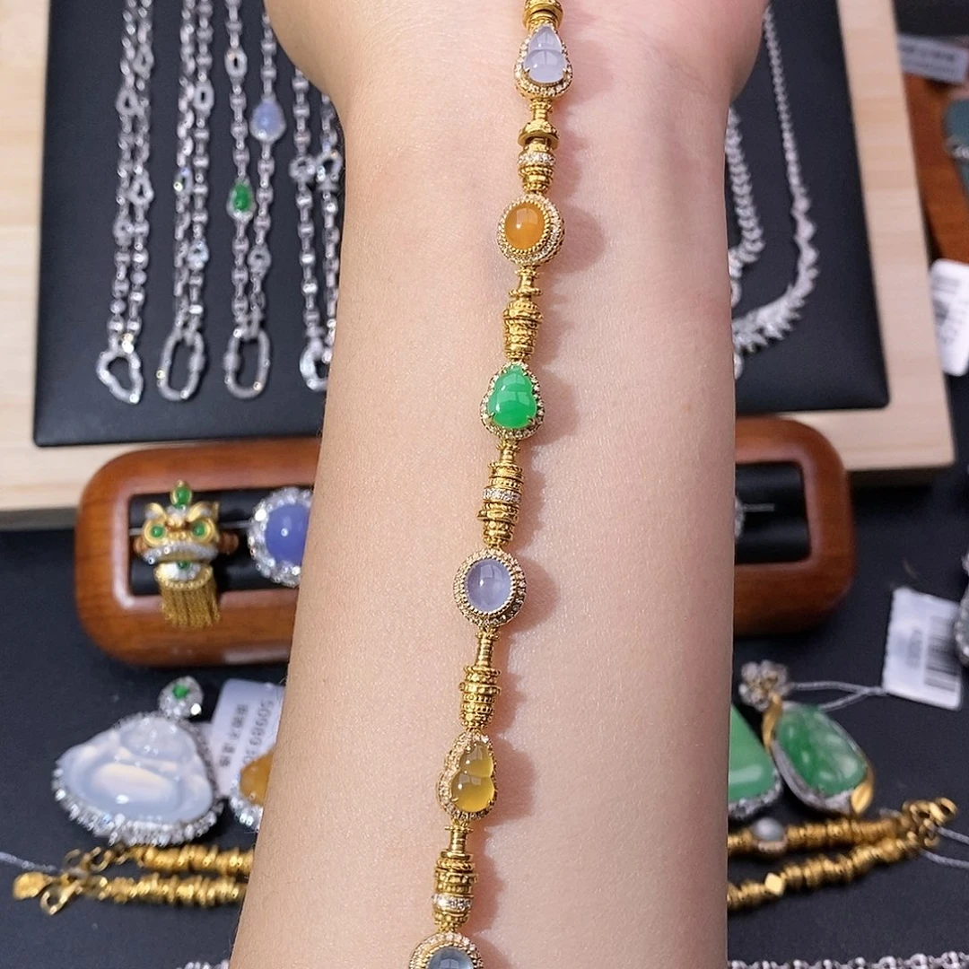 翡翠18K金镶嵌颈饰盘缠