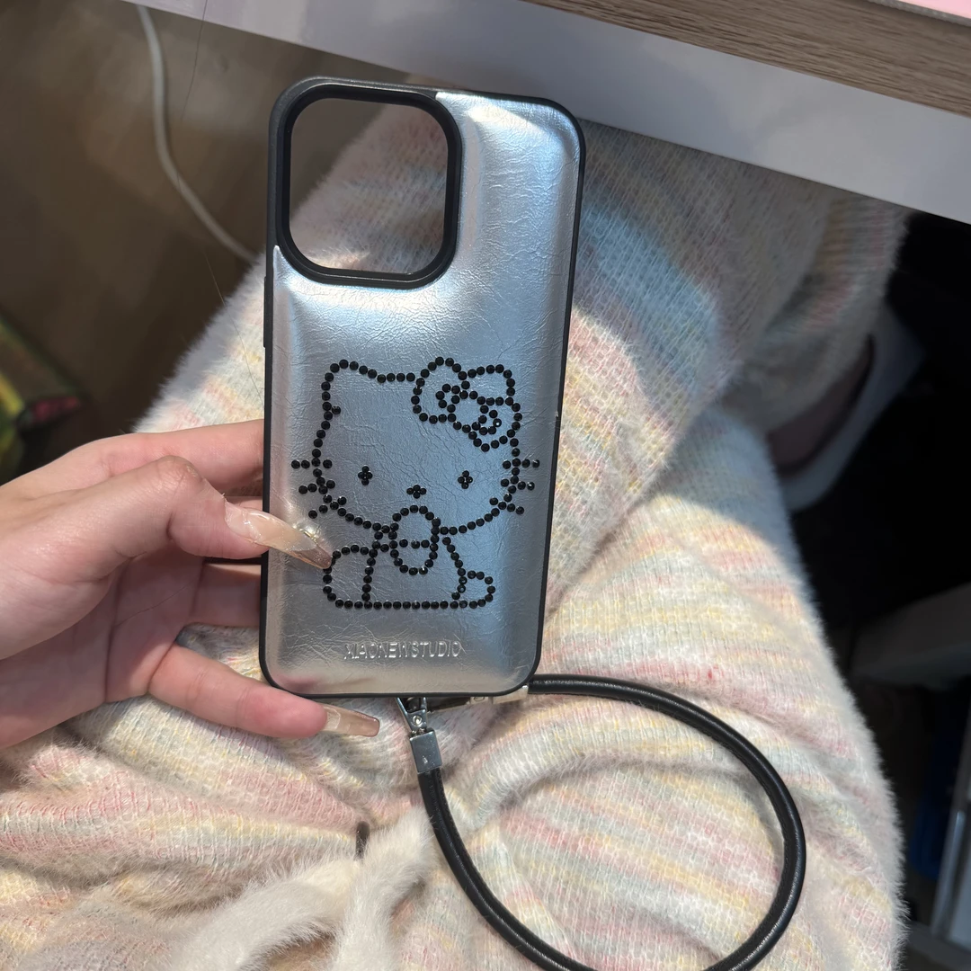 甜酷风皮质鼓包烫钻hellokitty适用于iPhone15/16/17promax壳