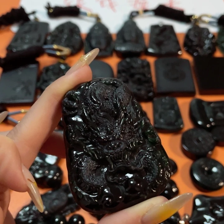 翡翠颈饰未镶嵌心****w