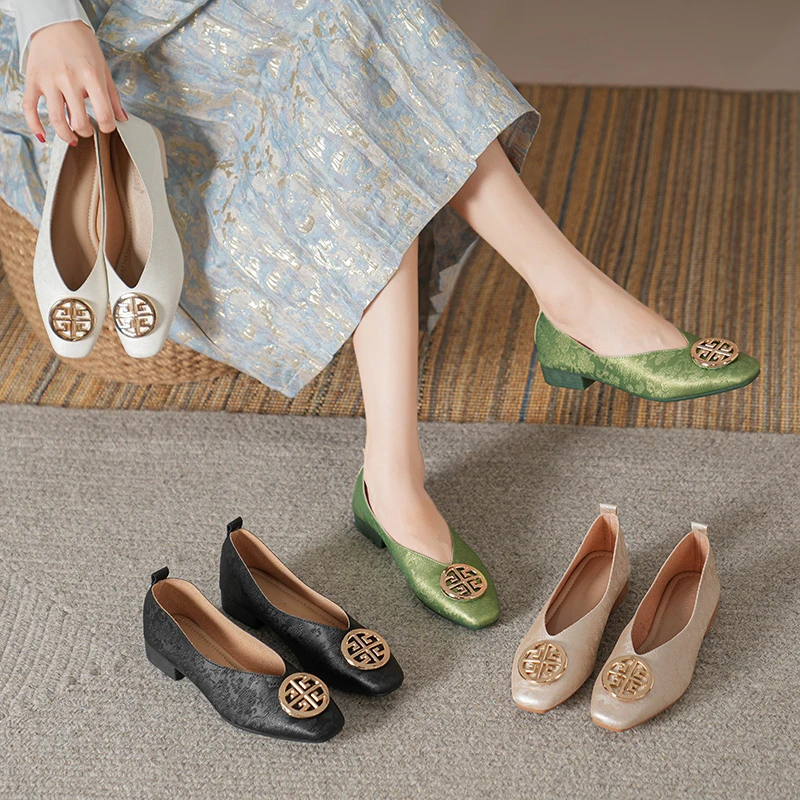 2025春新中式古风雕花平底V口圆形扣方头单鞋一脚蹬懒人鞋