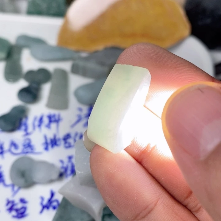 翡翠未镶嵌颈饰挂件料