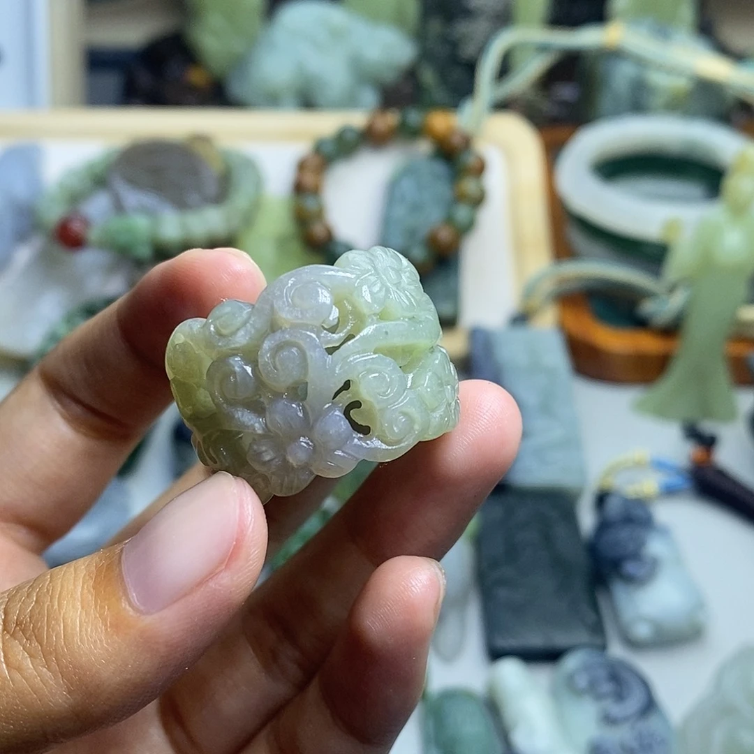 和田玉未镶嵌颈饰仨*